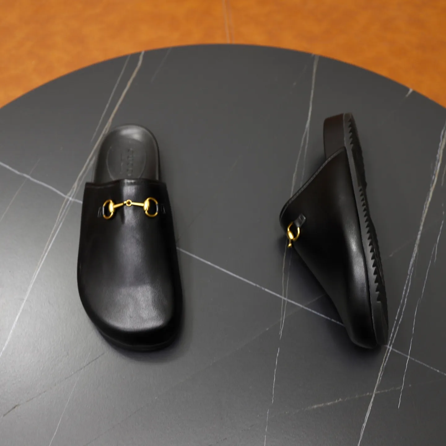 Ex-factory price: 340💰🙅‍♂️🙅‍♂️🙅‍♂️Couple model Brand: GUCCI Standard code: 35-44 (45 customized) Grade: Same as the official website Material: Original leather design Original lightweight wear-resistant molded outsole Style category: Men's fashion sandals Distinguished luxury brand elements Top luxury Color: Actual picture color